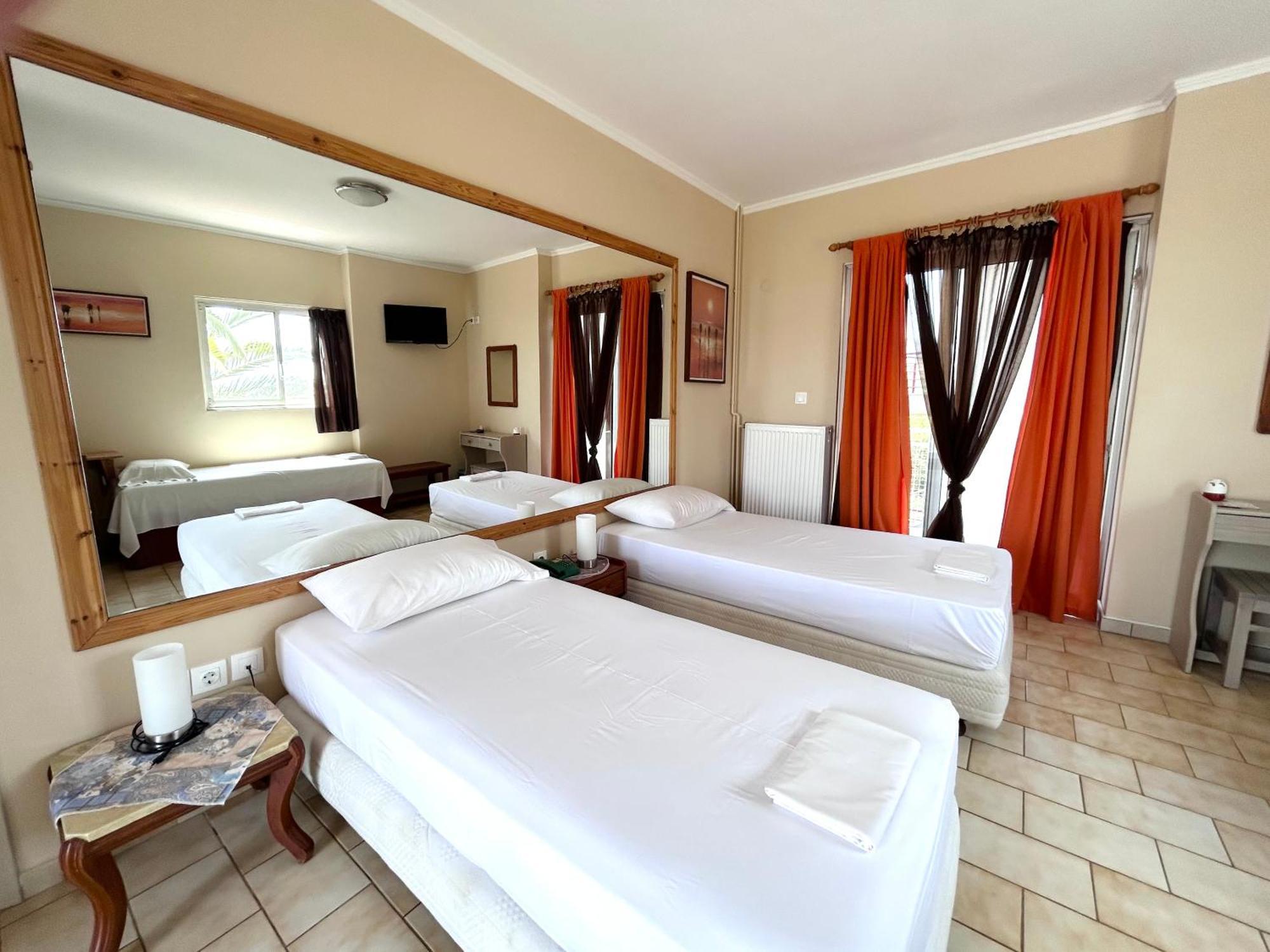 Bay Holiday Hotel & Spa Karavómilosz Kültér fotó